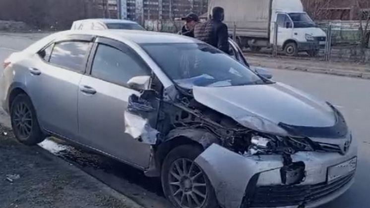 В Новосибирске водитель потерял сознание за рулем и протаранил четыре машины