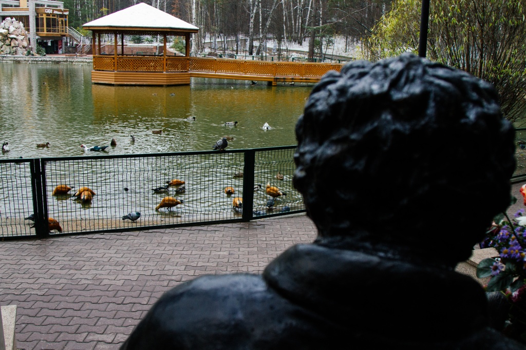 Любимое место Ростислава Шило в зоопарке – у Лебединого озера. Здесь он отдыхал, размышлял. На этом же месте в августе 2017 года установили памятник – Ростислав Шило в окружении животных.