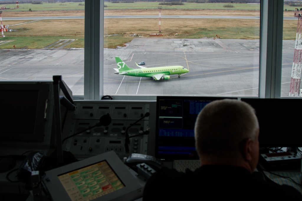 После приземления пилота самолета контролирует диспетчер руления.