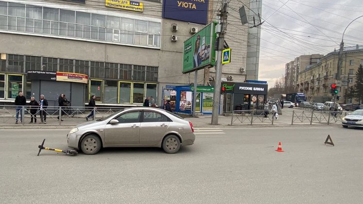 В Новосибирске автомобиль сбил 15-летнего мальчика на электросамокате