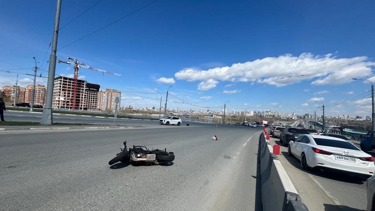 В Новосибирске внедорожник сбил мотоциклистку на Октябрьском мосту