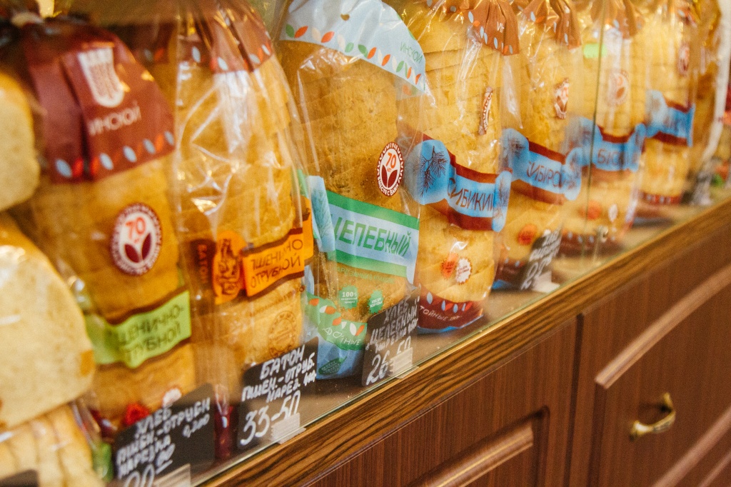 Свежий хлеб ждет своих покупателей. В глаза бросается большой выбор хлеба, который предлагает комбинат «Инской».