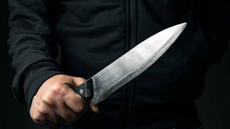 Новосибирец угрожал родственникам ножом и забрал у них 63 тысячи рублей