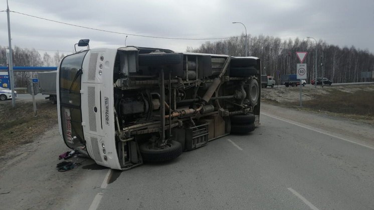 Под Новосибирском автобус № 115 с пассажирами внутри опрокинулся на трассе