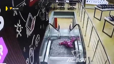 В Новосибирске маленькая девочка застряла на эскалаторе торгового центра 