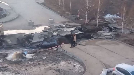 В Новосибирске фонтан из канализации продолжает бить уже неделю
