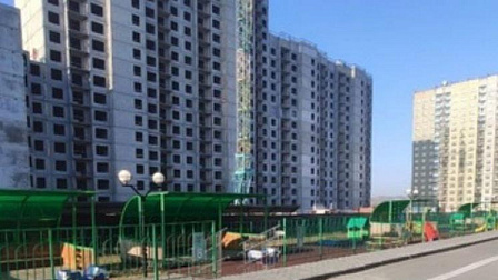 В Новосибирске стрела башенного крана упала вблизи детского сада